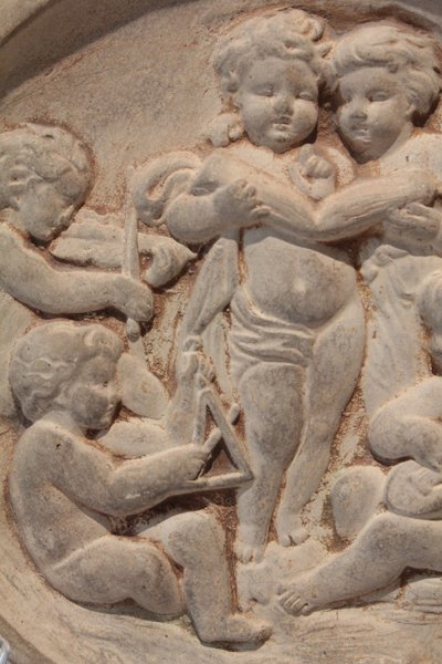 Médaillon en terre cuite 'Putti musiciens', travail italien,  fin 19ème siècle
