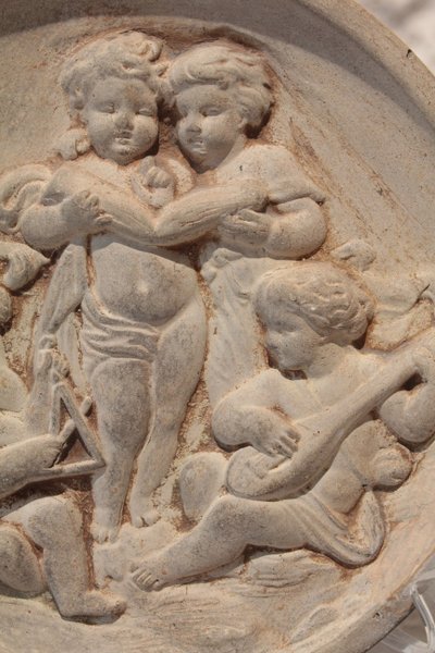 Médaillon en terre cuite 'Putti musiciens', travail italien,  fin 19ème siècle