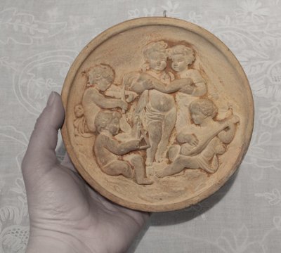 Médaillon en terre cuite 'Putti musiciens', travail italien,  fin 19ème siècle