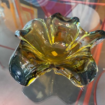 Gelber Tafelaufsatz aus Muranoglas, getaucht 1970er Jahre. Durchmesser cm 20