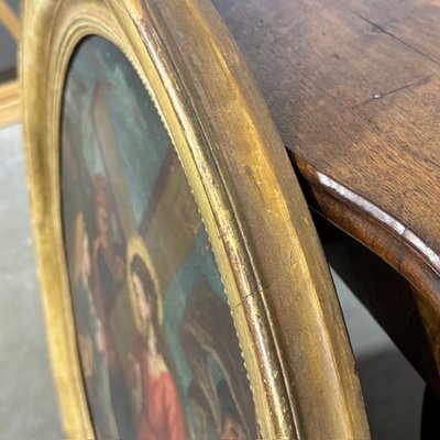Antico dipinto olio su tela Ovale XVIII sec Gesù e il Cireneo. Cornice foglia oro . Mis 88 x cm 76 