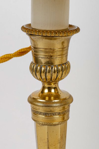 Paire de flambeaux d’époque Directoire en bronze ciselé et doré, montée en lampes