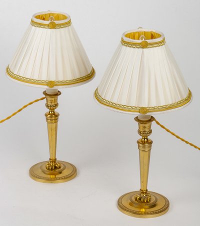 Paire de flambeaux d’époque Directoire en bronze ciselé et doré, montée en lampes
