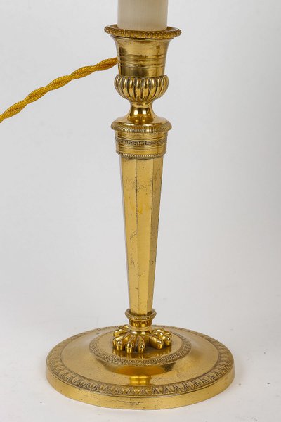 Paire de flambeaux d’époque Directoire en bronze ciselé et doré, montée en lampes