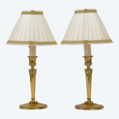 Paire de flambeaux d’époque Directoire en bronze ciselé et doré, montée en lampes