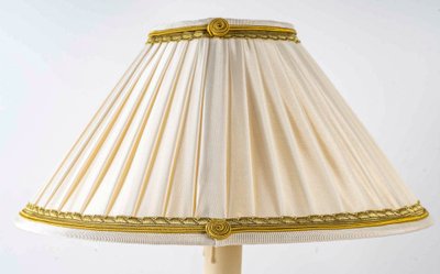 Coppia di candelabri del periodo della Restaurazione in bronzo dorato e cesellato montati come lampade, 1820-1830 ca.