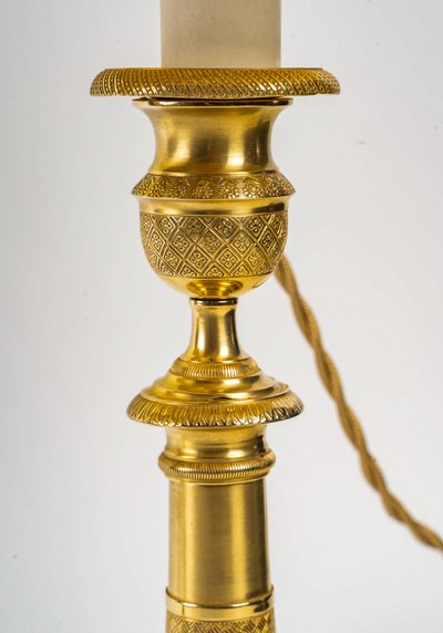 Coppia di candelabri del periodo della Restaurazione in bronzo dorato e cesellato montati come lampade, 1820-1830 ca.