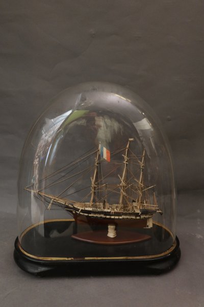MAQUETTE DE BATEAU EN OS