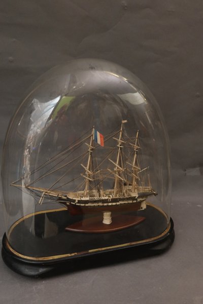 MAQUETTE DE BATEAU EN OS
