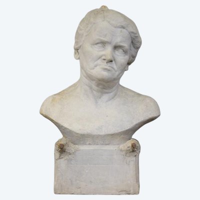 Ernestine Sirine-real (1899-1994) "buste De Femme". Platre Non Signé. H. 61cm.