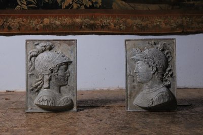 Rilievo in metallo, busto di Atena guerriera, XX secolo