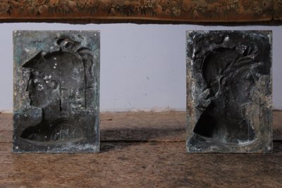 Rilievo in metallo, busto di Atena guerriera, XX secolo