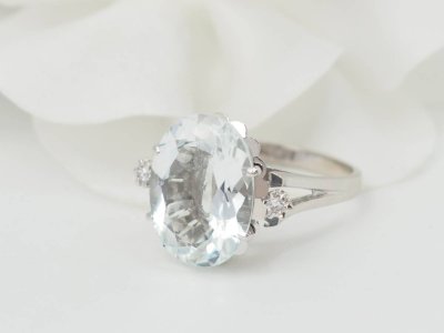 White gold, oval aquamarine and diamond ring