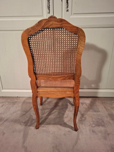 Suite de six chaises cannées en hêtre de style Louis XV.