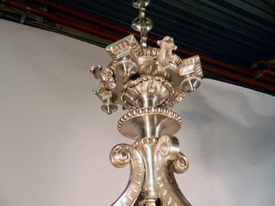 Grande lampadario in bronzo argentato del XIX secolo con decorazioni a figure