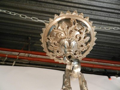 Grande lampadario in bronzo argentato del XIX secolo con decorazioni a figure