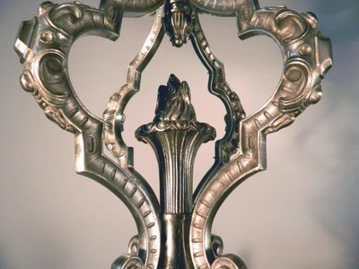 Grande lampadario in bronzo argentato del XIX secolo con decorazioni a figure