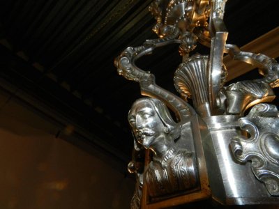 Grande lampadario in bronzo argentato del XIX secolo con decorazioni a figure