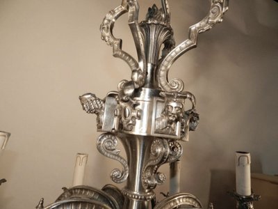 Grande lampadario in bronzo argentato del XIX secolo con decorazioni a figure