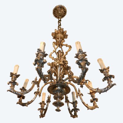 Grande lampadario in bronzo argentato del XIX secolo con decorazioni a figure