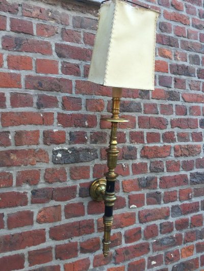 Coppia di lampade da parete neo classiche in bronzo e ottone, circa 1950
