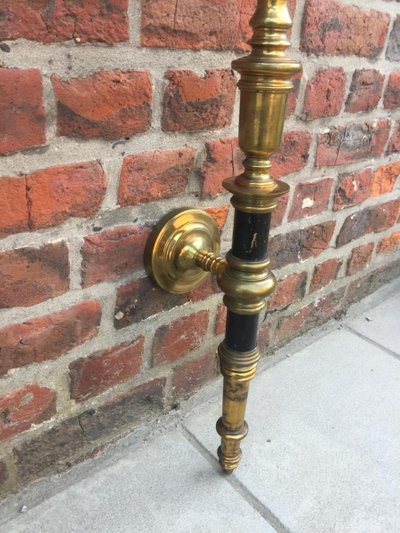 Coppia di lampade da parete neo classiche in bronzo e ottone, circa 1950