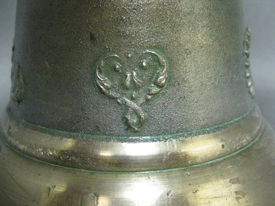 Cloche De Vache Obertino en bronze avec son collier. 