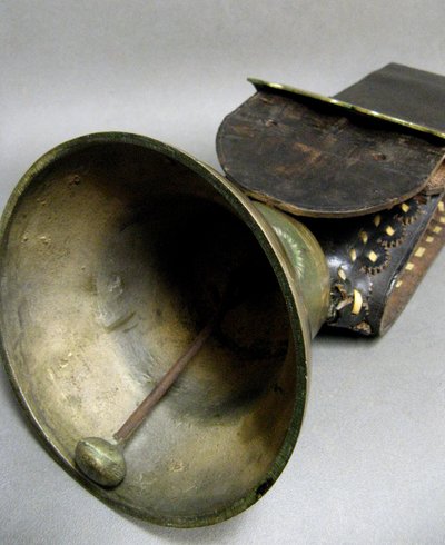 Cloche De Vache Obertino en bronze avec son collier. 