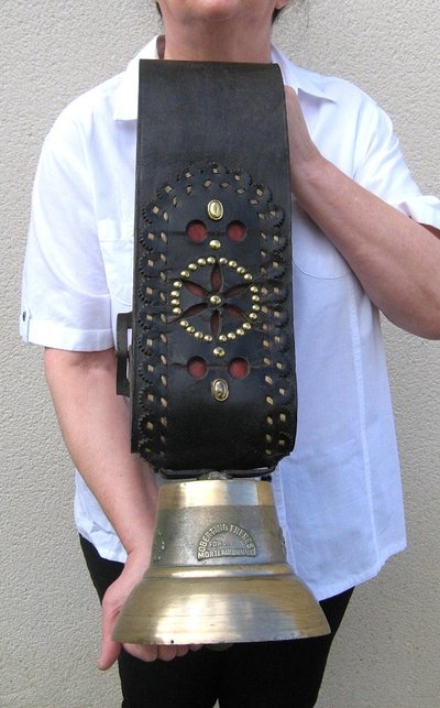 Cloche De Vache Obertino en bronze avec son collier. 
