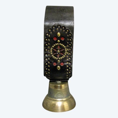 Cloche De Vache Obertino en bronze avec son collier. 