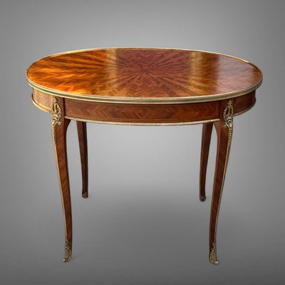 TABLE D'APPOINT DU XIXe DE STYLE LOUIS XV EN MARQUETERIE ORNÉ DE BRONZE DORÉ