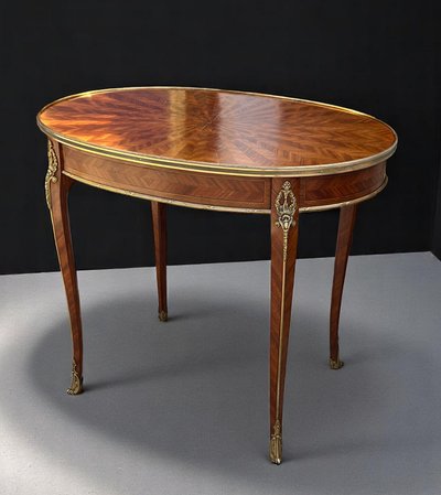 TABLE D'APPOINT DU XIXe DE STYLE LOUIS XV EN MARQUETERIE ORNÉ DE BRONZE DORÉ