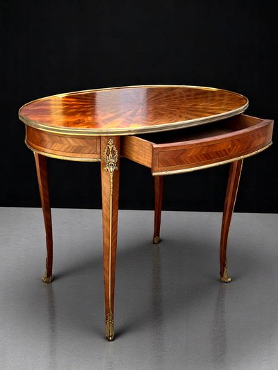 TABLE D'APPOINT DU XIXe DE STYLE LOUIS XV EN MARQUETERIE ORNÉ DE BRONZE DORÉ