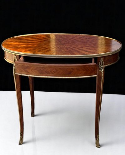 TABLE D'APPOINT DU XIXe DE STYLE LOUIS XV EN MARQUETERIE ORNÉ DE BRONZE DORÉ