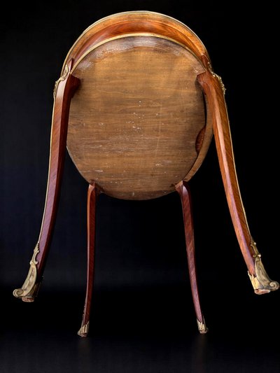 TABLE D'APPOINT DU XIXe DE STYLE LOUIS XV EN MARQUETERIE ORNÉ DE BRONZE DORÉ