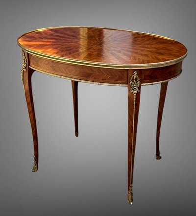 TABLE D'APPOINT DU XIXe DE STYLE LOUIS XV EN MARQUETERIE ORNÉ DE BRONZE DORÉ