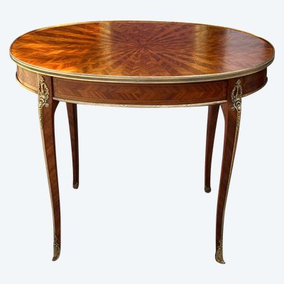 TABLE D'APPOINT DU XIXe DE STYLE LOUIS XV EN MARQUETERIE ORNÉ DE BRONZE DORÉ