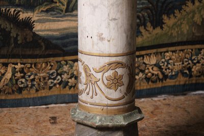  Colonne en bois peint à l'imitation du marbre, XIXe siècle. 
