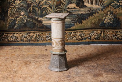  Colonne en bois peint à l'imitation du marbre, XIXe siècle. 