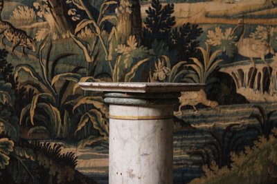  Colonne en bois peint à l'imitation du marbre, XIXe siècle. 