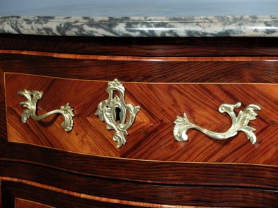 Commode d'entre-deux d'époque Louis XV 