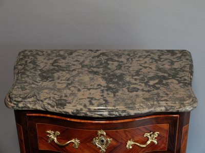 Commode d'entre-deux d'époque Louis XV 