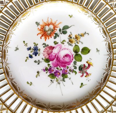 Assiette Porcelaine Ancienne Dresden Peinte à la Main Fleurs Bord Doré Circa 1900 Art de la Table