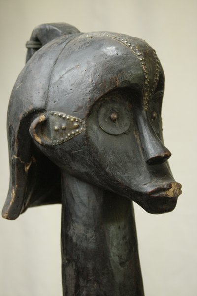 Testa reliquiaria di zanna proveniente dal Gabon.