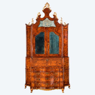 Ébénisterie vénitienne du XVIIIe siècle, Commode à abattants avec partie surélevée
