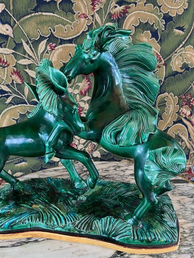 Scultura in ceramica smaltata, due cavalli, firmata R. Prunet, XX secolo