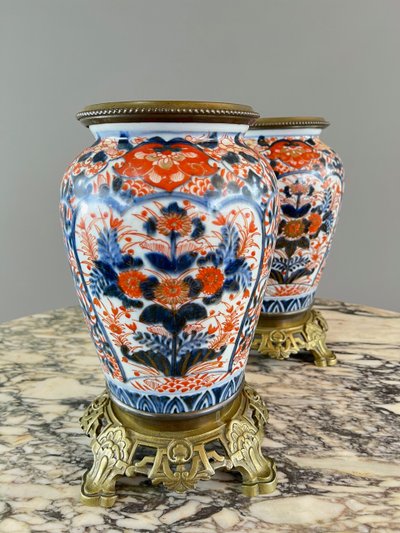 Coppia di vasi in porcellana stile Imari, XIX secolo