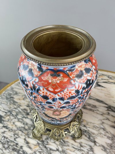 Coppia di vasi in porcellana stile Imari, XIX secolo