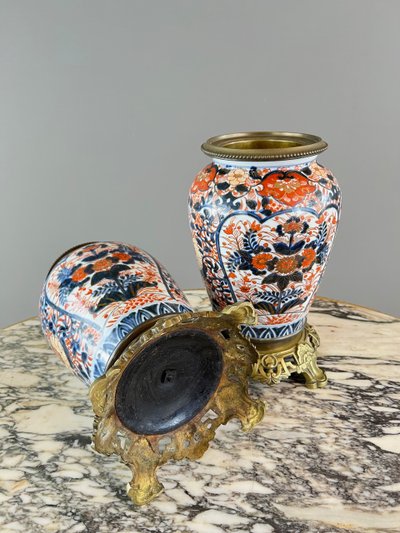Coppia di vasi in porcellana stile Imari, XIX secolo