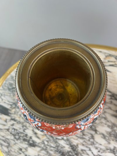 Coppia di vasi in porcellana stile Imari, XIX secolo